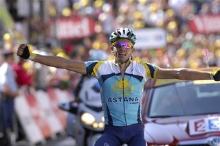 What jersey will Alberto Contador be wearing in 2010?