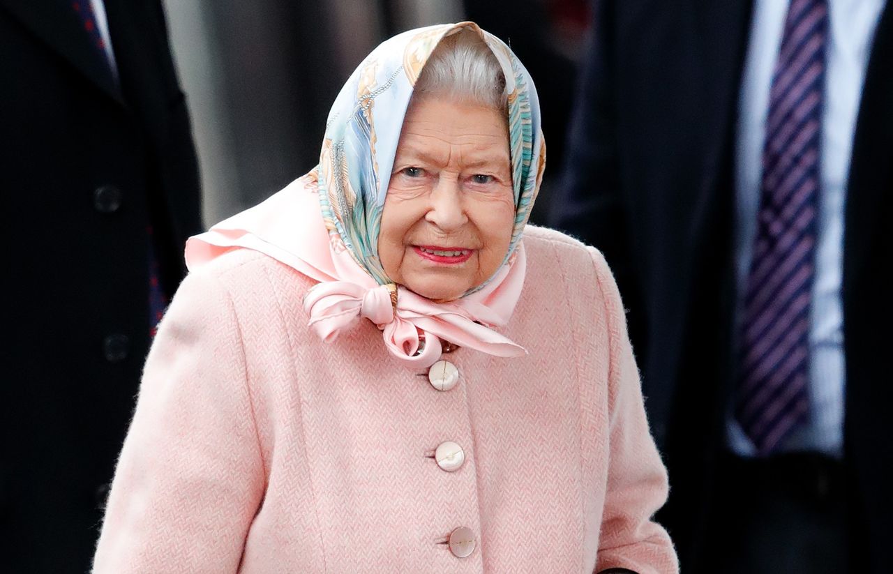 Queen Elizabeth II arrives at King&#039;s Lynn railway station to begin her Christmas break