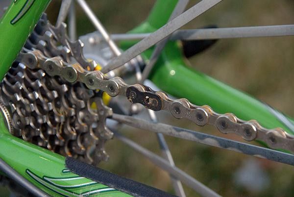 The SRAM PowerLock allows for chain installation without tools.