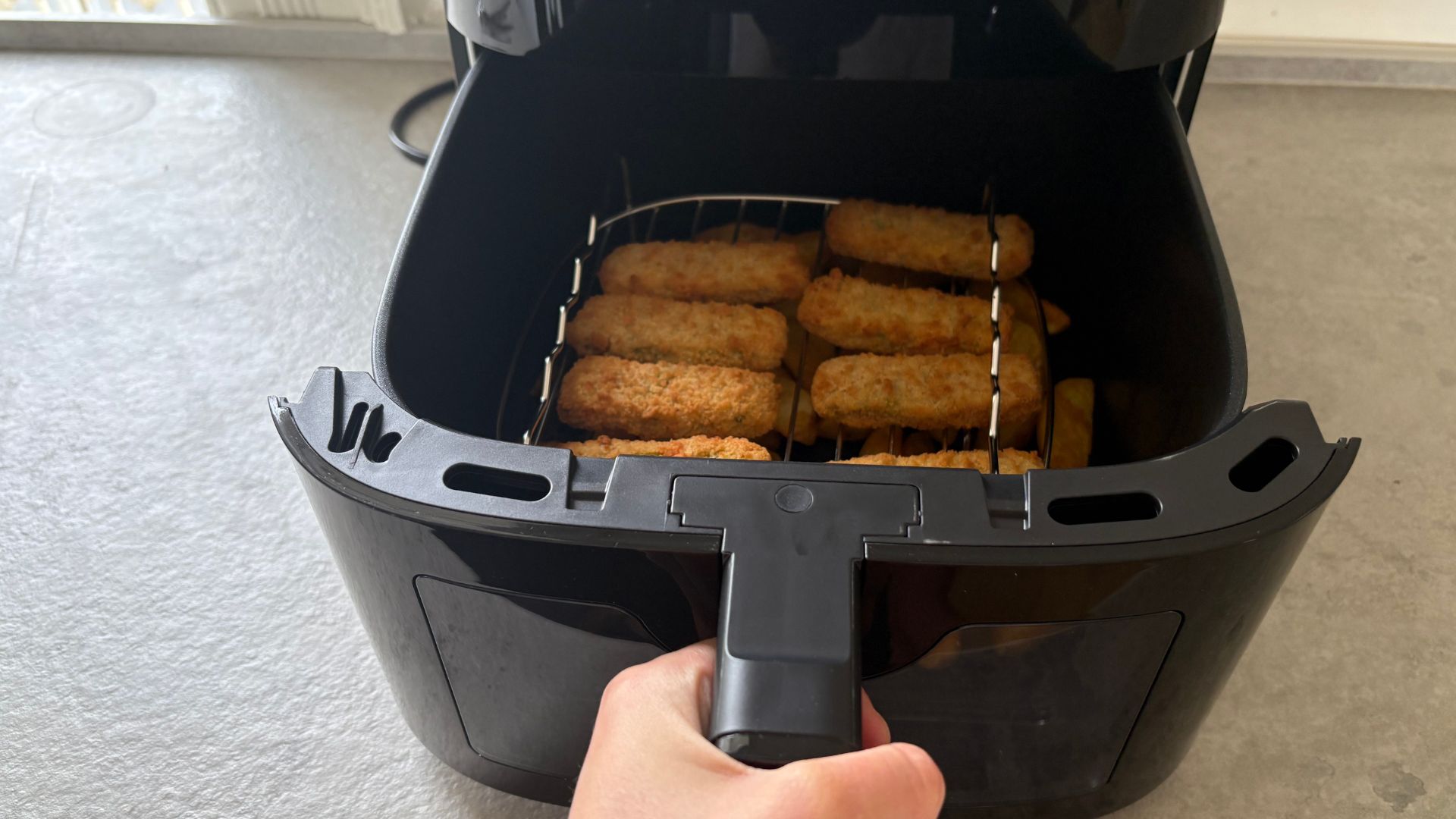 Fish fingers and chips cooked in the Bosch Series 6 Air Fryer
