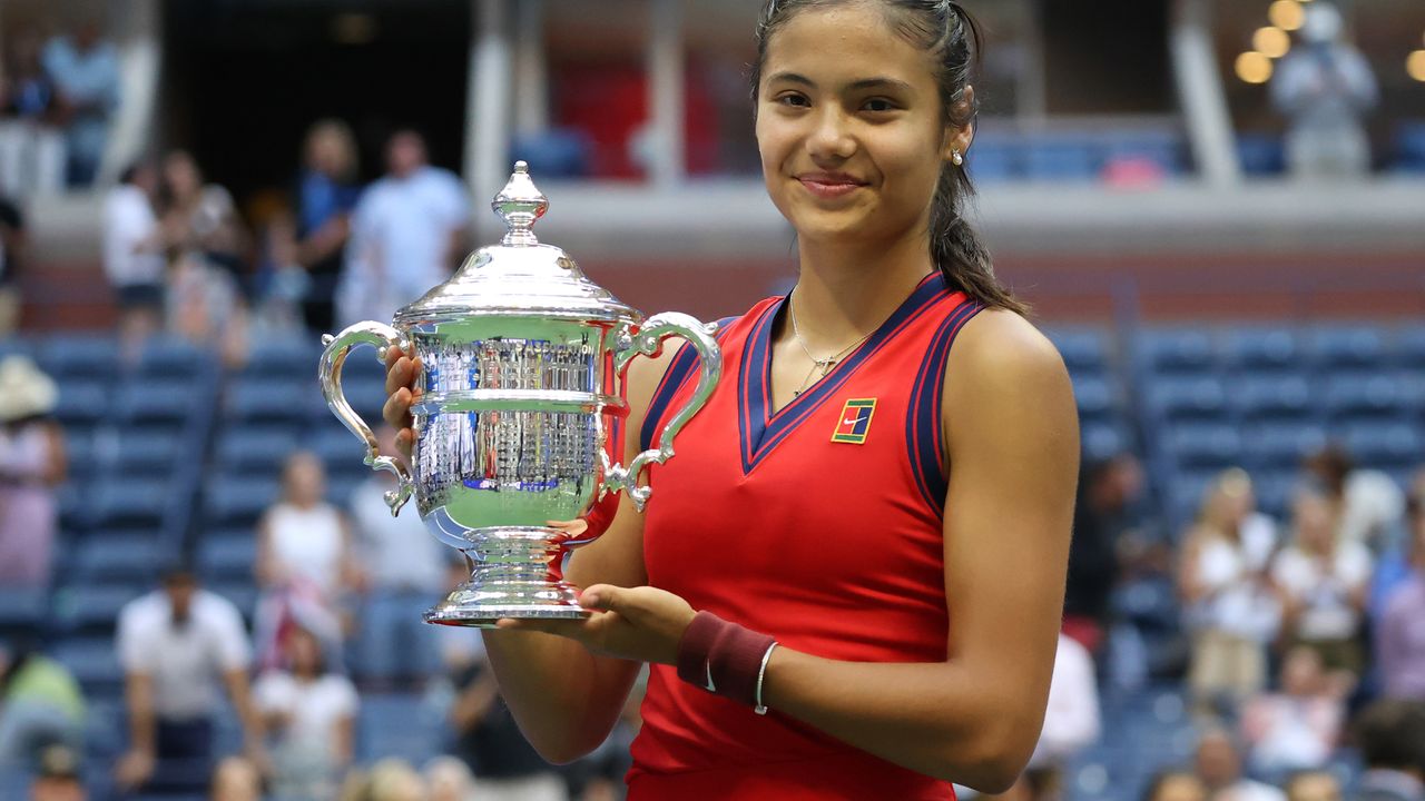 Emma Raducanu holding US Open trophy