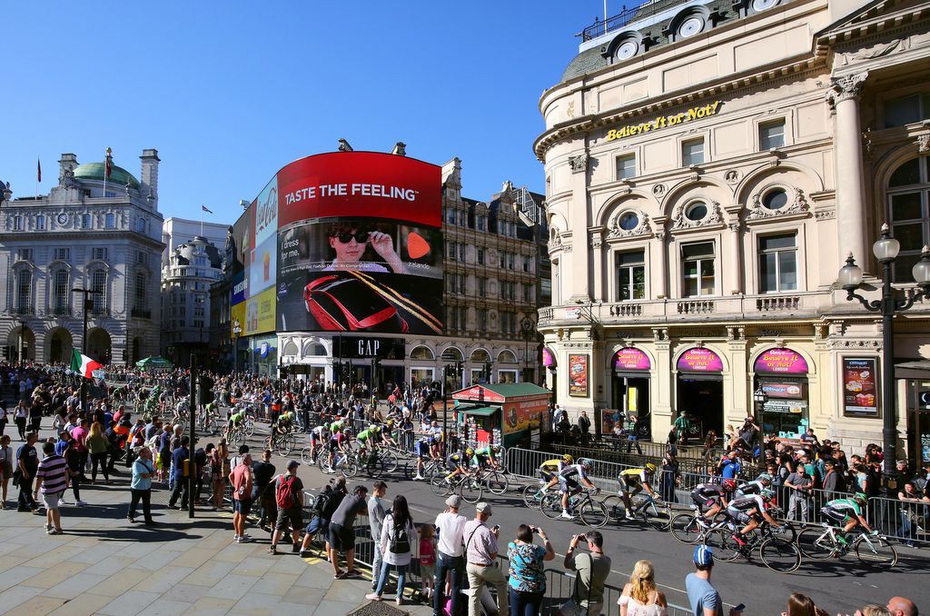 Piccadilly Circus was a popular place to watch the stage
