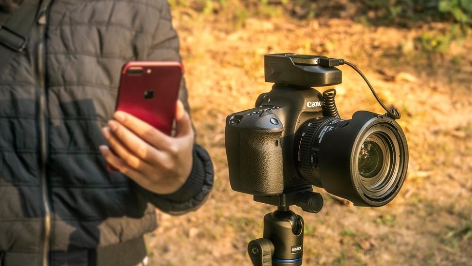 Aurga A Hotshoe Mounted Intelligent Assistant For Dslrs Launches On Kickstarter Digital Camera World