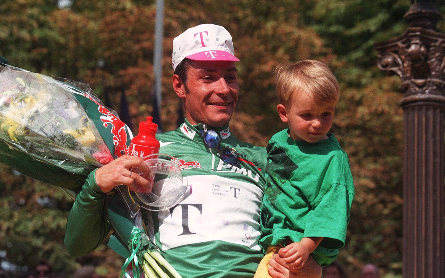 TOUR DE FRANCE 1996 LETZTE ETAPPE PARIS 21.07.96, TEAM TELEKOM - DER BESTE SPRINTER Erik ZABEL/GER mit Sohn bei der Siegerehrung (Photo by Marcus Brandt/Bongarts/Getty Images)