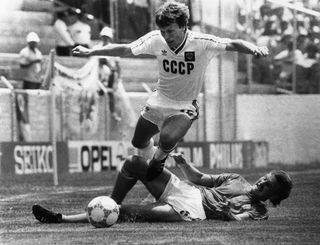 Igor Belanov, of the Soviet Union, evades a challenge from Hungary's Márton Esterházy at the 1986 World Cup.