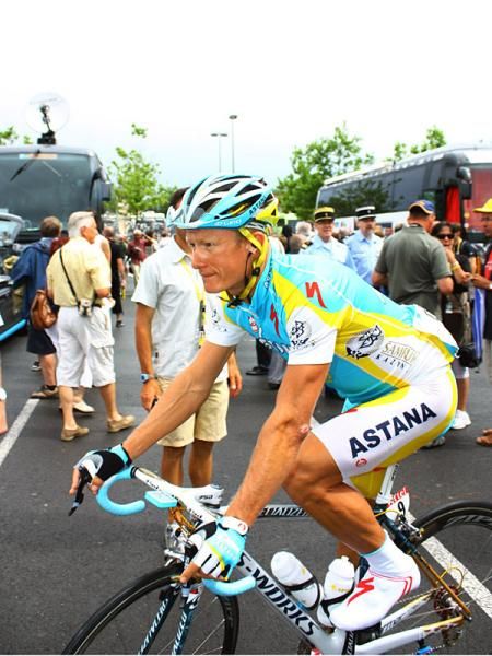 Alexandre Vinokourov (Astana) rolls towards the start line for Stage 6.