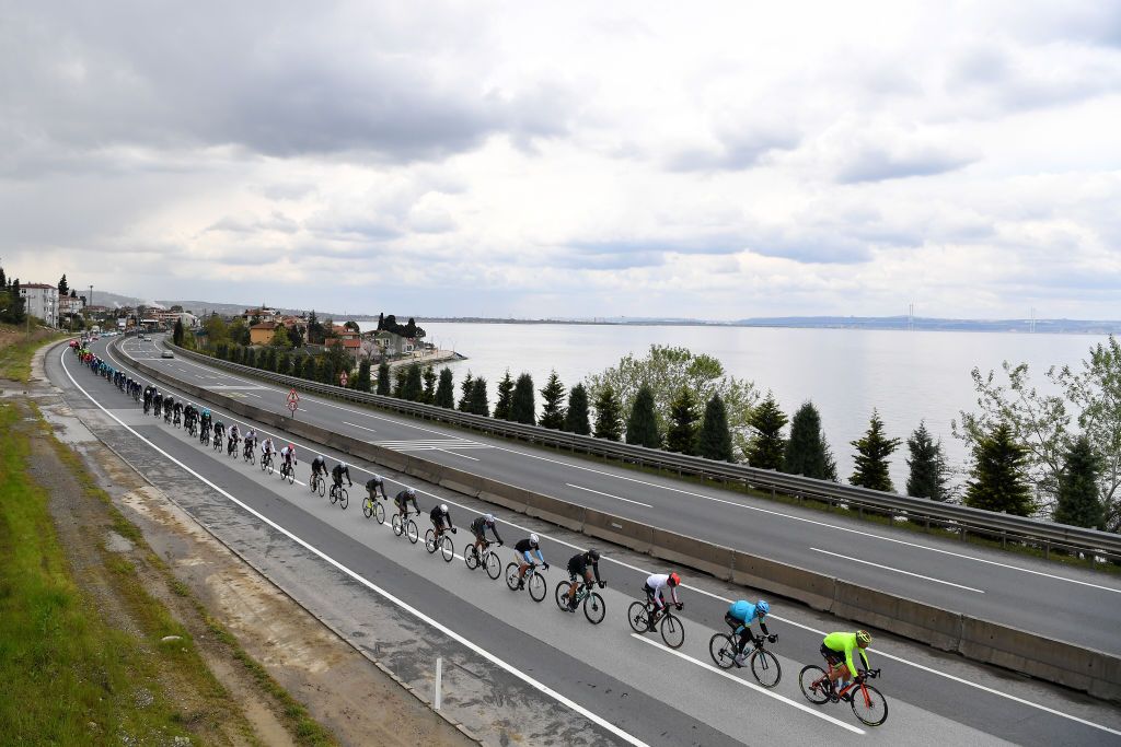The peloton making its way along the coast