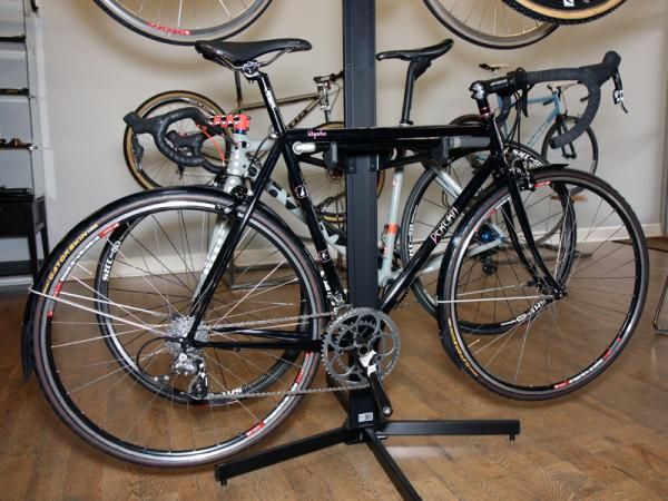 Local Portland, Oregon builders Ira Ryan and Tony Pereira both collaborated on this Rapha Continental bike.