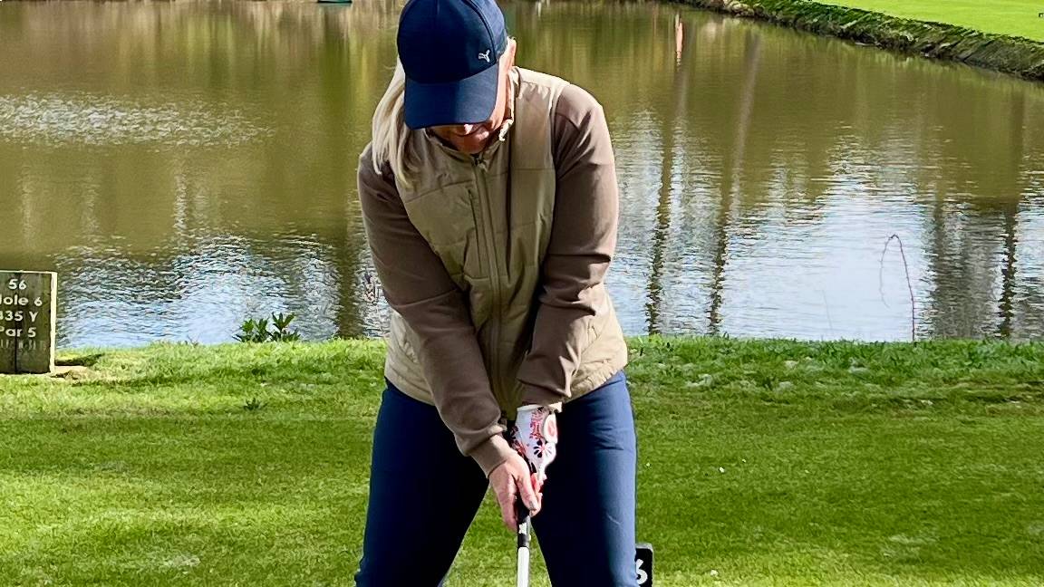 Carly Cummins using an Amazon women's golf glove