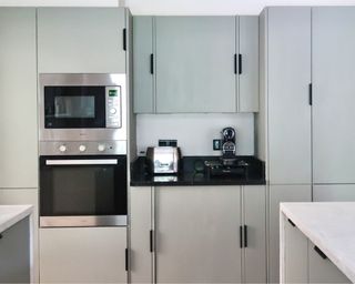 Modern kitchen before microcementing kitchen cabinets