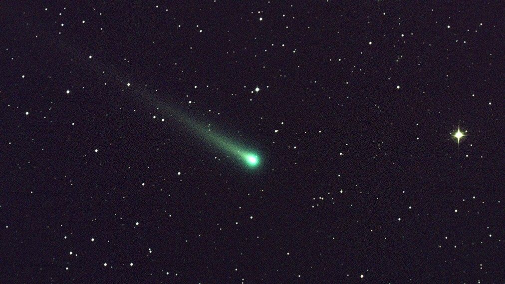 珍しい緑色の彗星が今夜地球を通過するのを見る方法