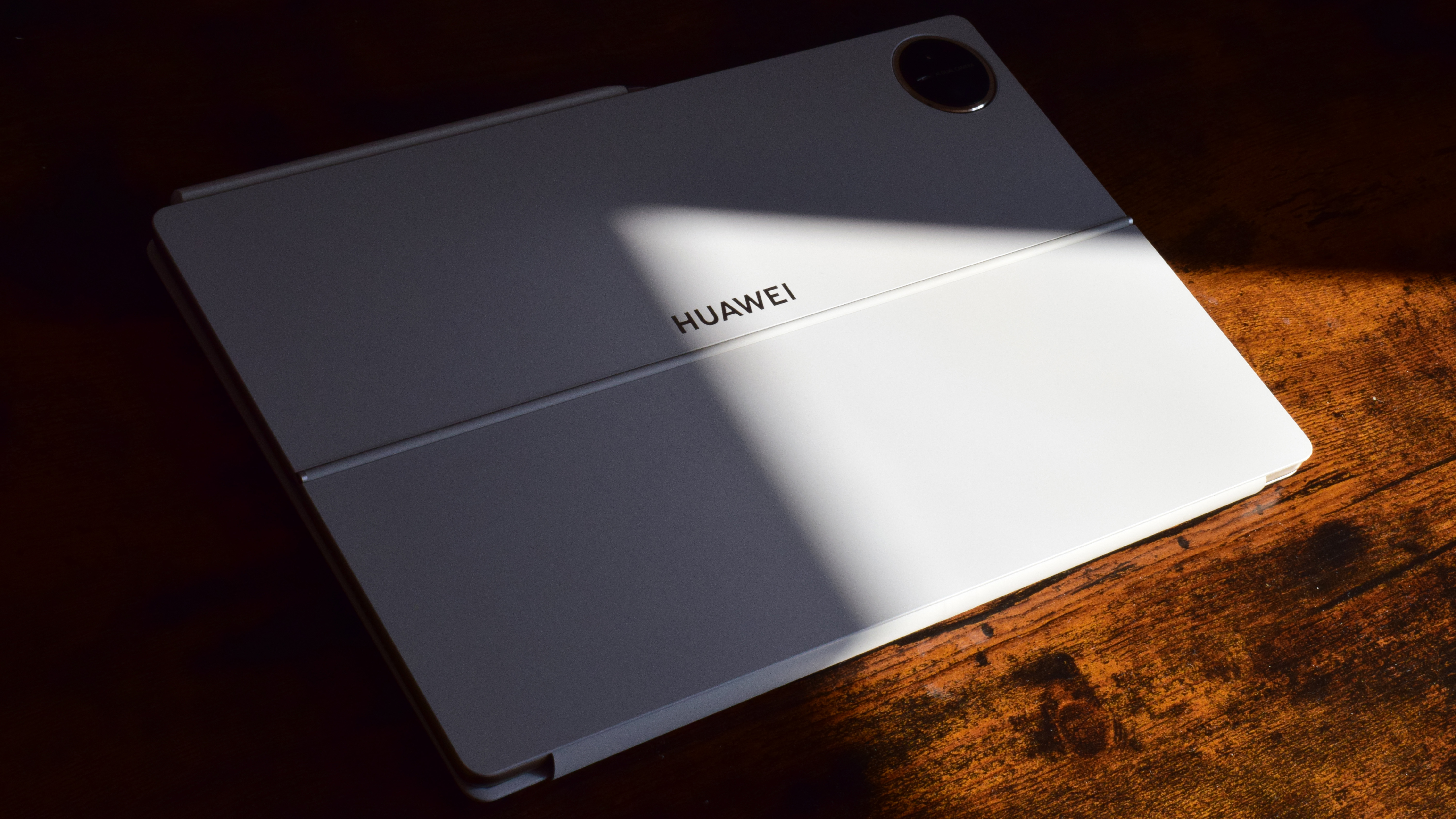 The Huawei MatePad Pro 13.2in PaperMatte on a desk