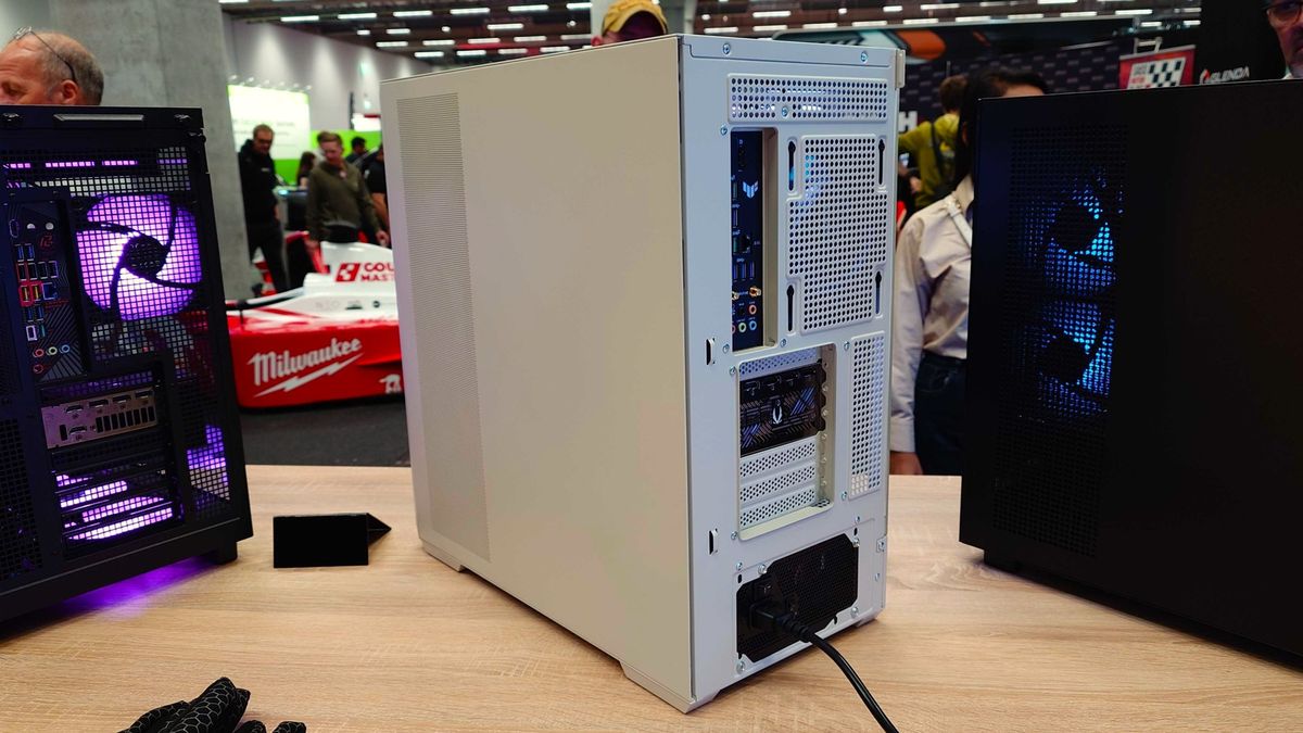 Photos of the Thermaltake Retro 360 PC case showing different angles.