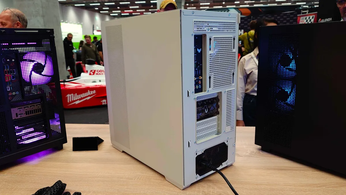 Внутренняя компоновка Thermaltake Retro 360 Внутреннее пространство корпуса Thermaltake Retro 360 с установленной видеокартой