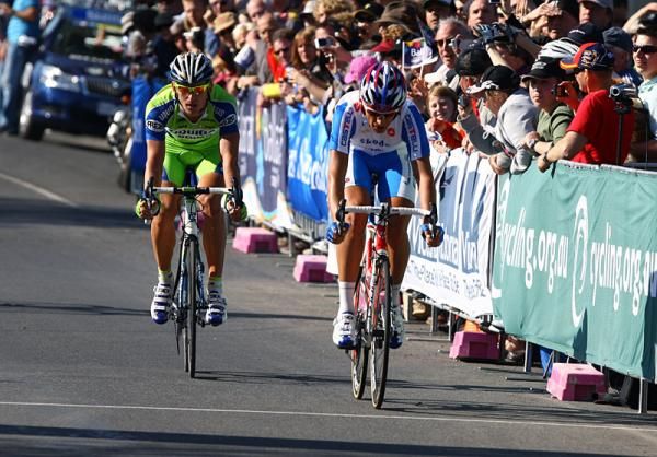 Filippo Pozzato outsprints Maciej Bodnar for the win.