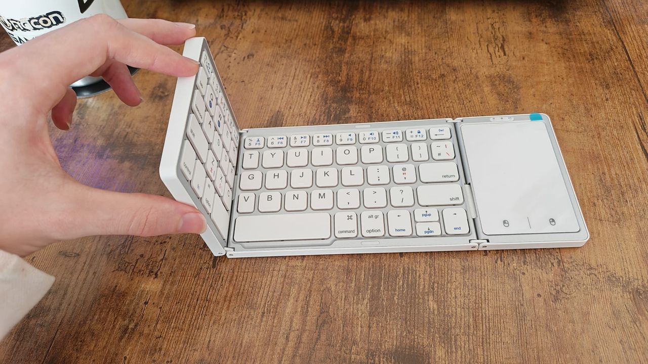 I tried a foldable Bluetooth keyboard for more desk space, but its range and flimsy build outweighed its practicality I tried a foldable Bluetooth keyboard for more desk space, but its range and flimsy build outweighed its practicality