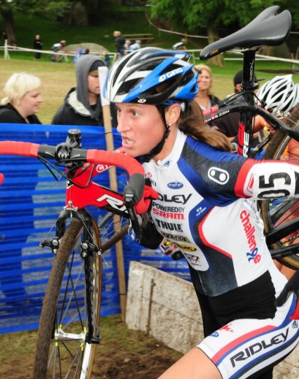 Rebecca Wellons (Team Plan C) shoulders her bike through the barrier section.