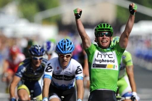Mark Cavendish (HTC Highroad) celebrates victory on the Champs-&Eacute;lys&eacute;es