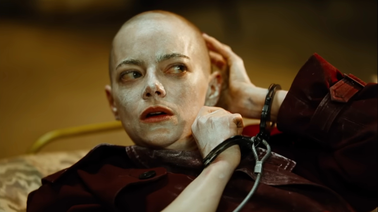エマ・ストーンは、ヨルゴス・ランティモスのブゴニアで誘nされた後、手錠をかけられた剃毛した頭に触れます。