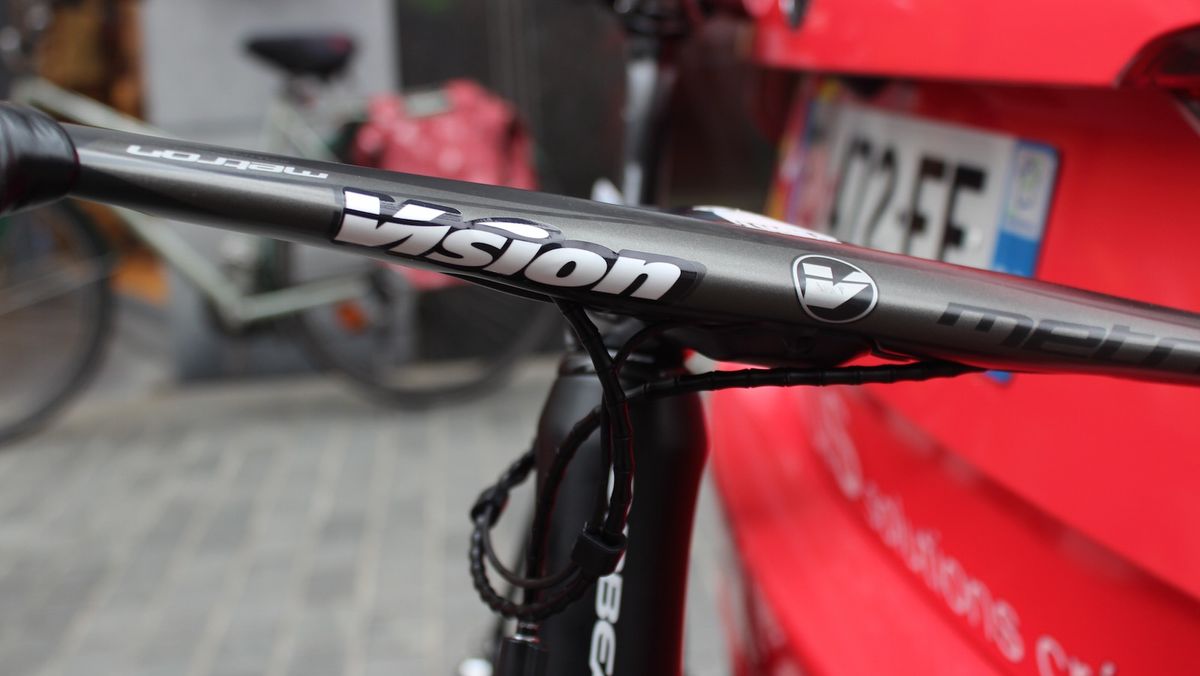 The low profile Vision Metron integrated handlebar and stem are designed to provide stiffness and aerodynamic performance