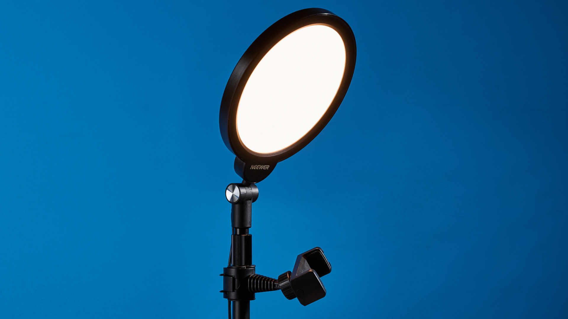 The Neewer Basics R06 7-inch Round Light photographed in front of a blue background.