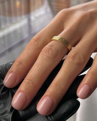 A barely-there nail look by manicurist Julia Diogo.