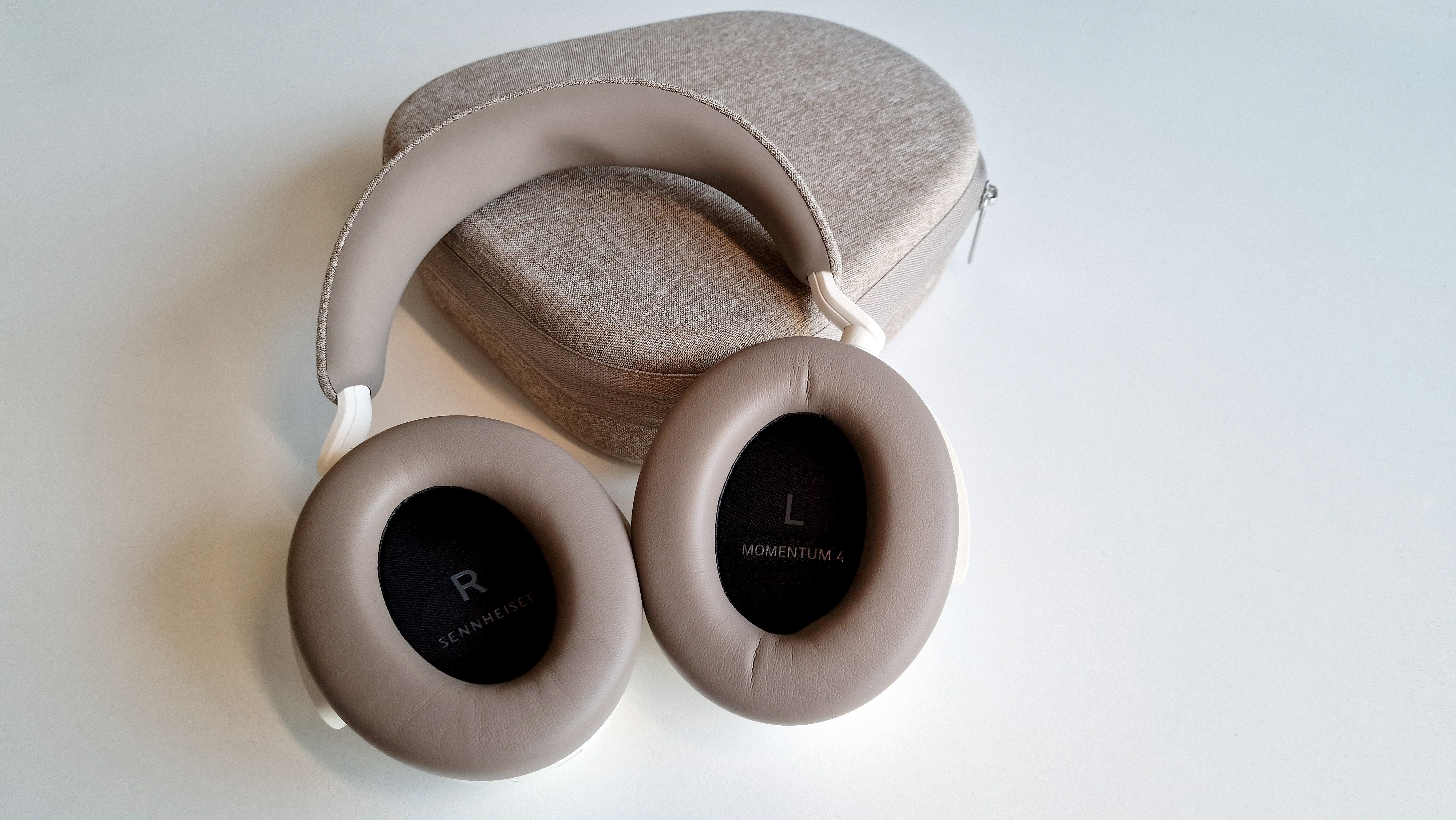 Sennheiser Momentum 4 på et bord med hørepuderne vendt opad.
