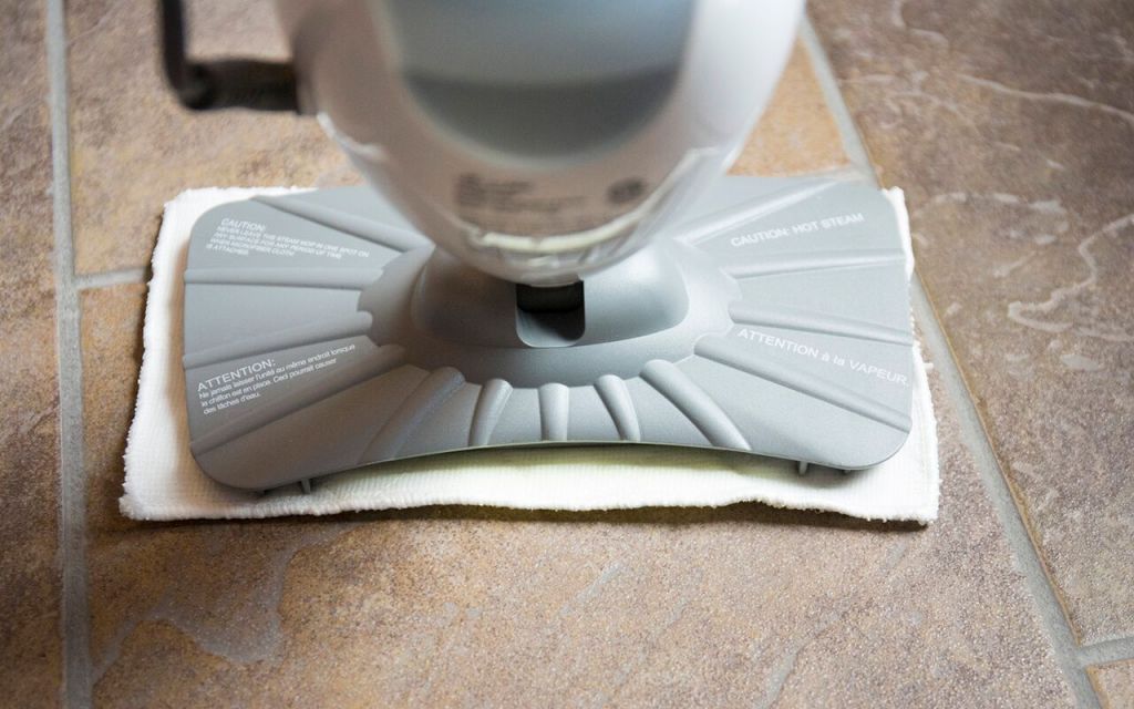 The Light 'n' Easy does not have a swiveling head, but it is lightweight.