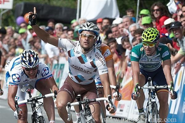 Anthony Ravard (AG2R) out-paced Yauheni Hutarovich to win the sprint on stage 3