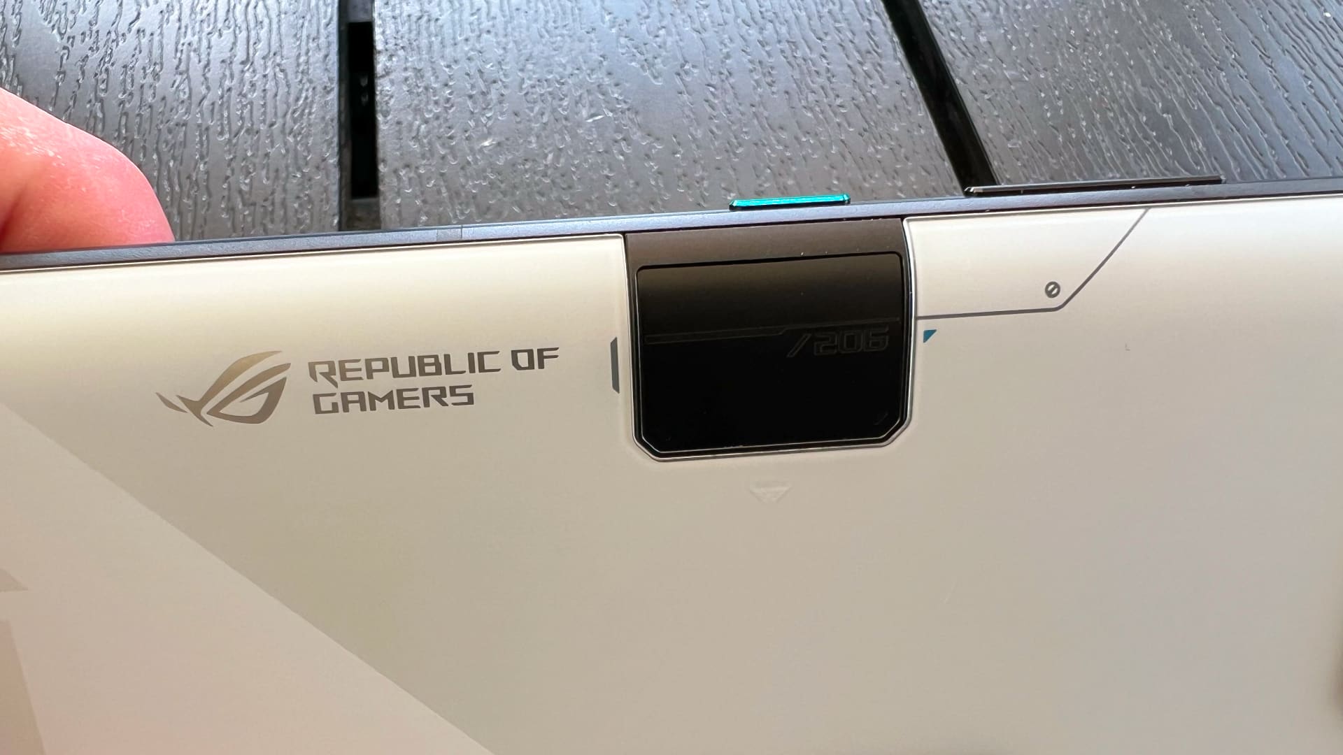Asus Rog phone 7 och Aerocooler 7 på svart bord