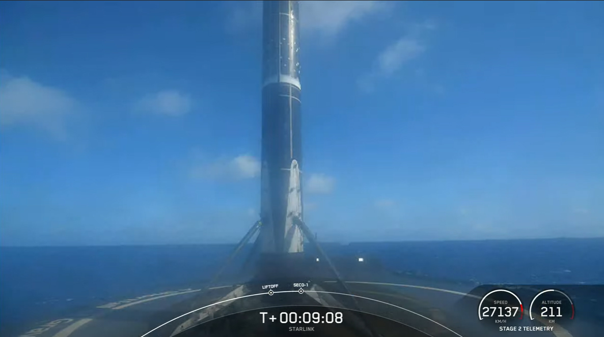 Ein Erststufen-Booster von SpaceX Falcon 9 ist auf dem Drohnenschiff A Shortfall Of Gravitas im Atlantik nach einer erfolgreichen Landung nach dem Start der SpaceX-Satelliten Starlink 4-8 ​​von der Cape Canaveral Space Force Station, Florida, am 21. Februar 2022 zu sehen.