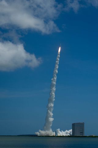 Atlas 5 Carrying Juno Rises on Column of Exhaust