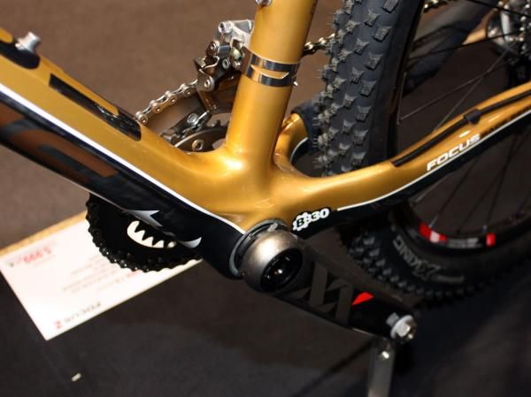 The Focus Raven 1.0 includes a BB30 bottom bracket. Note the internal routing for the rear brake, too.
