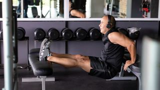 a photo of a man doing triceps dips in the gym