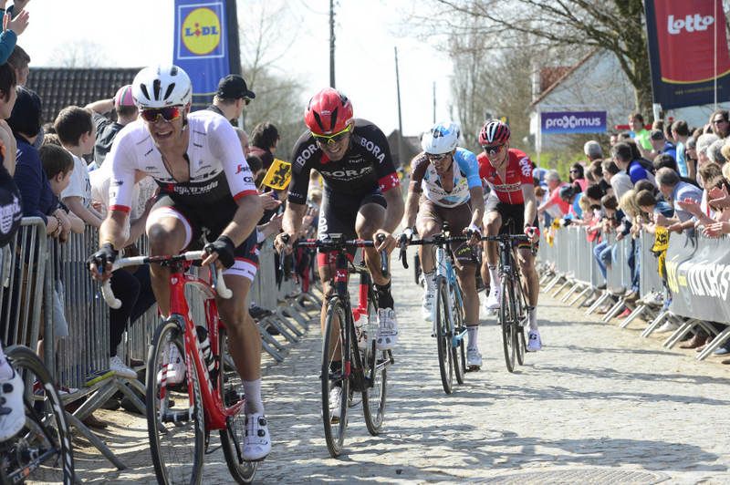 Jasper Stuyven (Trek-Segafredo) chasing on the Taaienberg