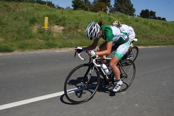 Vos (Nederland Bloeit) and Teutenberg (HTC - Columbia Women) broke away on the descent to Carcassone.