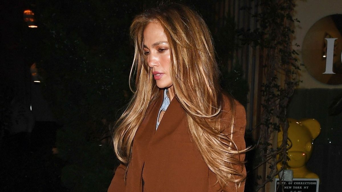 Not Skinny, Not Wide-Leg—J.Lo Just Wore Ankle Boots With 2025's Most-Wanted Pant Trend