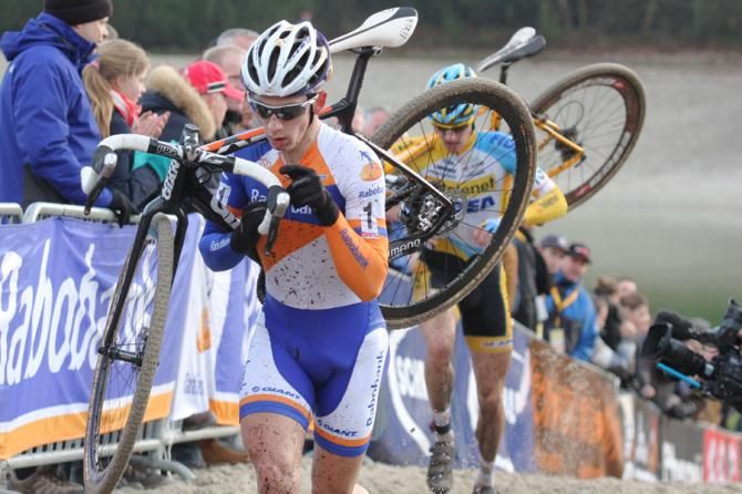 Lars van der Haar leading Corne van Kessel with bikes over their houlders