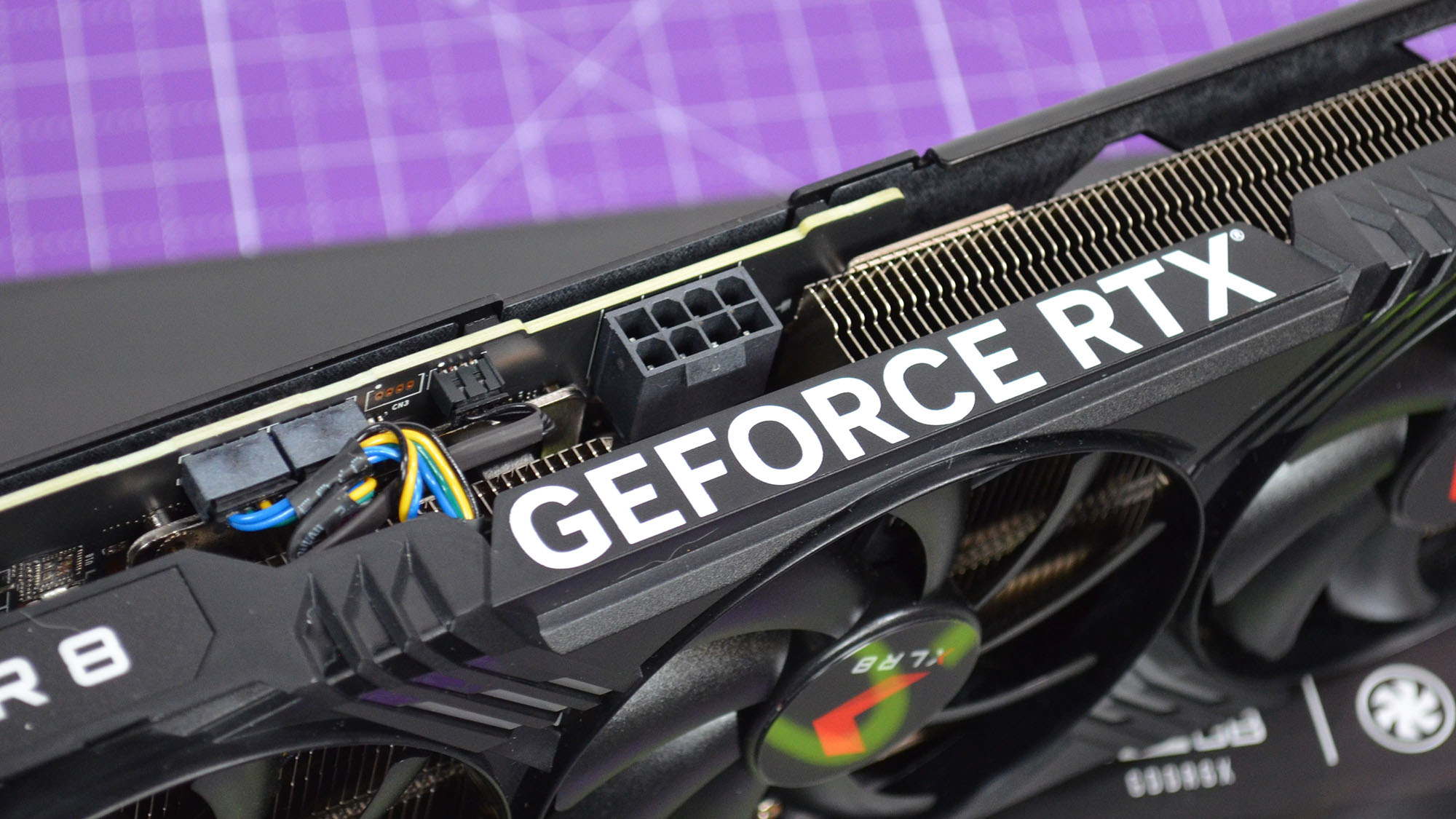 Uma placa gráfica PNY GeForce RTX 4070 XLR8 OC em um tapete de mesa roxo