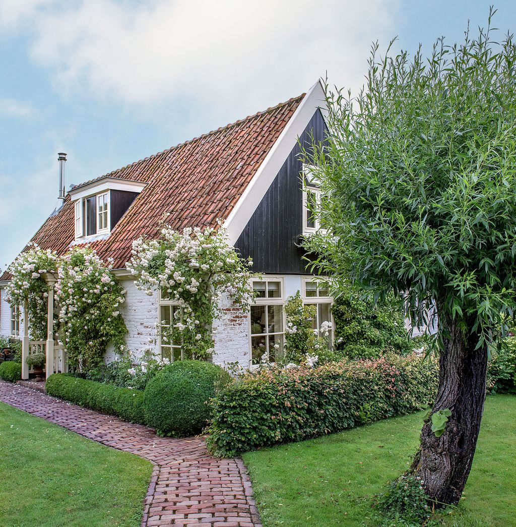 View of A country cottage full of pretty ideas for vintage looks | Homes and ...