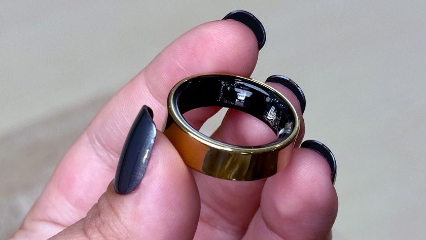 Samsung Galaxy Ring in gold held in a person&#039;s hand