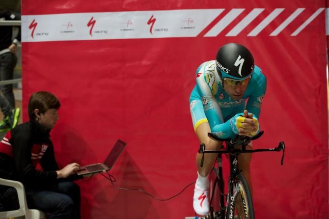 Nibali warms up and his bike position is record before he rides on the track