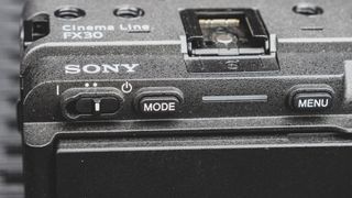 Boutons de la caméra Sony FX30 Cinema Line à l'arrière