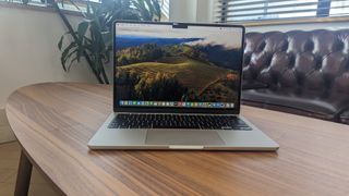 Nouveau MacBook Air 13 pouces avec M3 utilisé dans un café