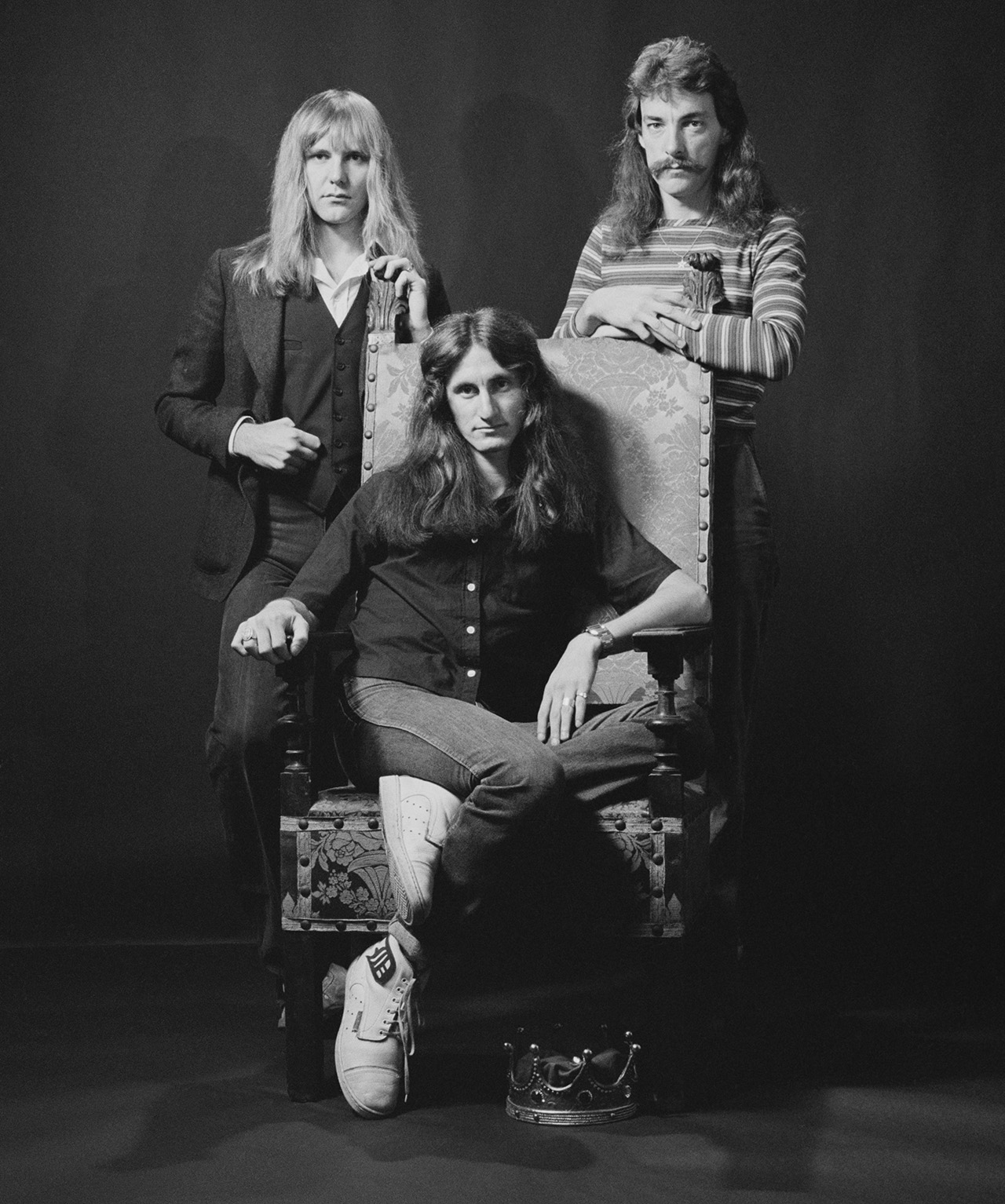 Canadian progressive rock group Rush, Bakersfield, California, USA, 26th September 1977. Left to right: guitarist Alex Lifeson, bassist Geddy Lee and drummer Neil Peart. (Photo by Fin Costello/Redferns/Getty Images)