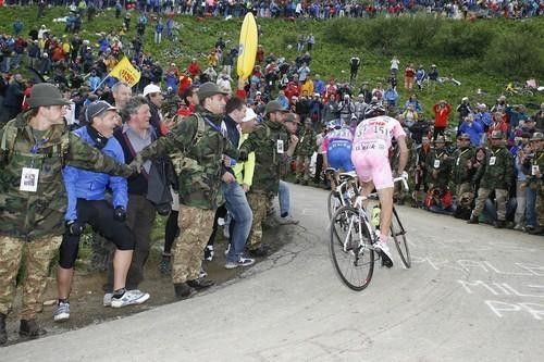 Danilo Di Luca (Liquigas) follows Damiano Cunego (Lampre-Fondital).