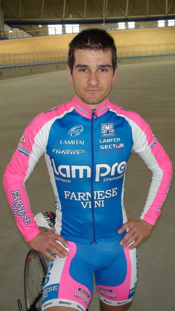 Andrea Grendene shows off the 2010 Lampre-Varnese Vini jersey