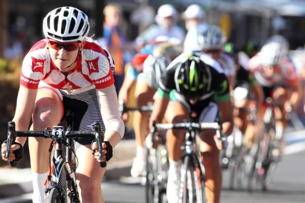 Lauren Rowney (Specialized) raises the pace and chases the leaders.