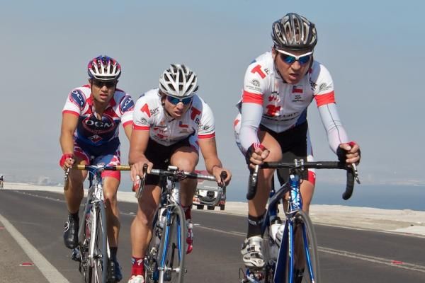 Antonio Cabrera (OGM), Luis Mansilla (T-Banc Sketchers) and Jose Medina (T-Banc Sketchers) try to get away.