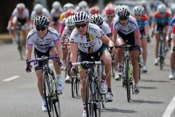 Ina-Yoko Teutenberg (HTC-Highroad) takes the win from Shelley Olds (Diadora-Pasta Zara).